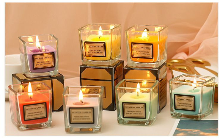 Bougies parfumées générique en pot de verre carré avec sa boîte d'emballage, fabriquée à partir d'extraits naturels de plantes.