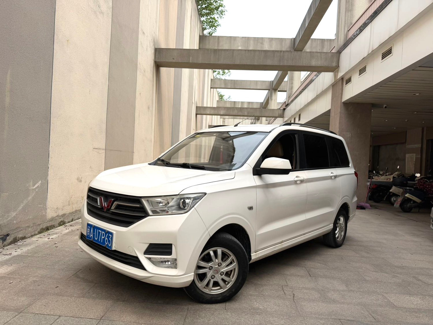 Wuling Hongguang S 1,5 L, boîte manuelle, modèle haut de gamme avec climatisation centrale  Idéal pour une utilisation familiale et le transport de marchandises Occasion en Excellent état
