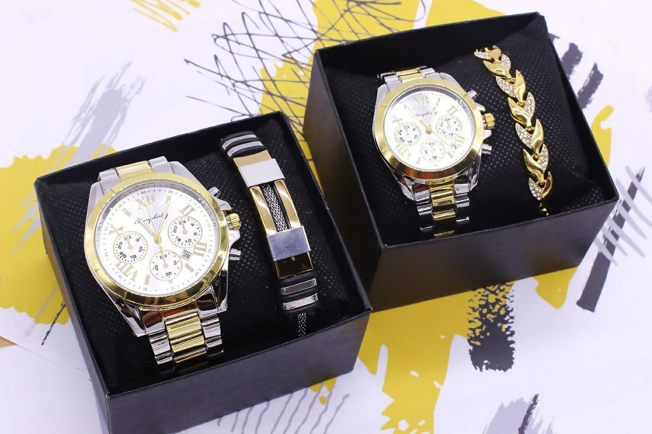 Montre-bracelet pour homme et femme de style militaire décontracté ou de luxe, avec un bracelet en acier inoxydable bicolore (argenté et doré) et un cadran blanc avec des sous-cadrans de chronographe.